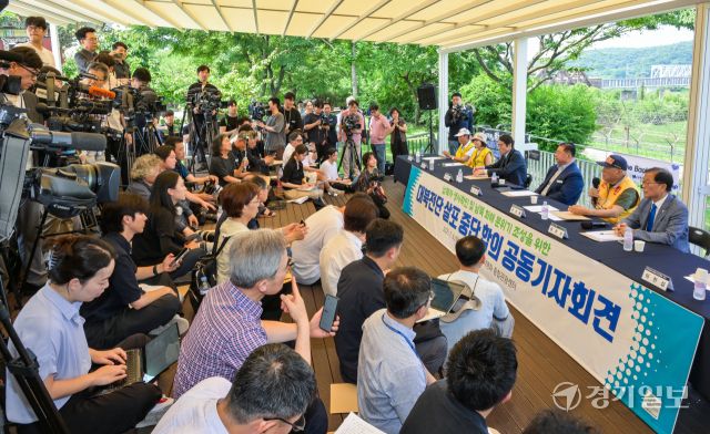 납북자 생사확인 및 남북 화해 분위기 조성을 위한 대북전단 살포 중단 합의 공동 기자회견이 열린 8일 오전 파주시 임진각 한반도 생태평화 종합관광센터에서 최성룡 전후납북자피해가족연합회 이사장이 발언하고 있다. 납북자가족모임은 지난2000년대부터 납북 피해자들의 송환 요구 메시지 등이 담긴 대북 전단을 살포해 왔고 비공개로 올해 4월 27일 파주 임진각, 5월 8일 강원 철원군, 6월 2일 파주 접경지에서 각각 대북 전단을 날린 바 있다. 하지만 지난달 24일 최성룡 대표가 정동영 통일부 장관 후보자와 통화한 뒤 전단 살포 중단을 검토하겠단 입장을 밝혔다. 경찰은 주요 살포 예상지 31곳에 경력 250여 명을 배치하고 순찰에 나서고 있다. 윤원규기자