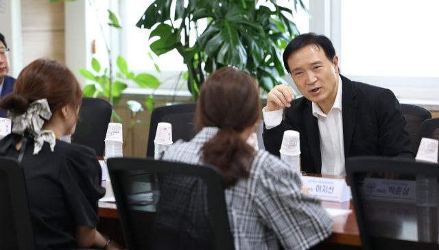 임태희 경기도교육감이 성남 (구)청솔중학교(폐교)를 방문해 국제교육원 이전과 관련해 지역대표와 질의응답시간을 갖고 있다. 경기도교육청 제공