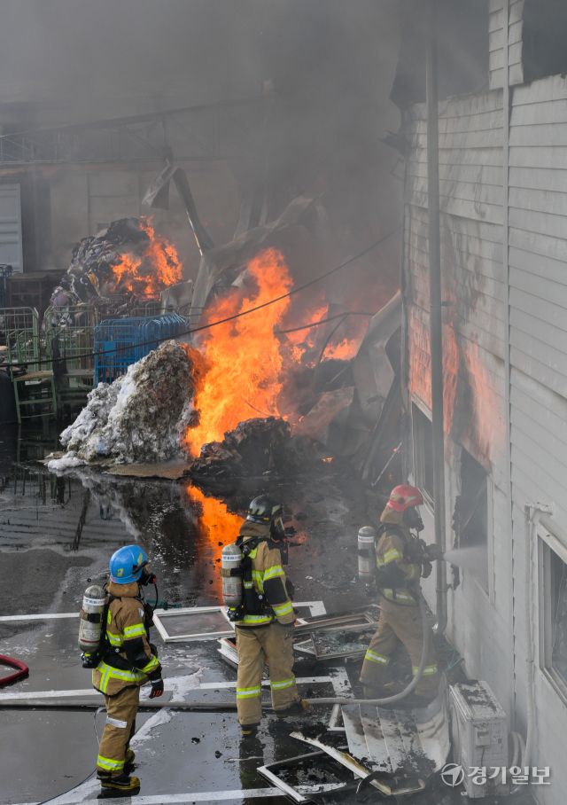 8일 낮 12시42분께 파주시 파주읍 한 의류 공장에서 화재가 발생, 소방 당국이 진화 작업을 벌이고 있다. 이번 화재로 현재까지 확인된 인명 피해는 없으나, 공장 직원 등 10여 명이 대피했고, 창고 등 건물 3개 동이 모두 불에 탔습니다. 소방당국은 차량 26대와 인력 52명을 동원해 진화작업을 벌이고 있다. 윤원규기자