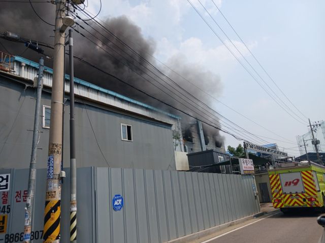 8일 오후 2시23분께 인천 남동구 고잔동 한 금속 공장에서 불이 나 연기가 피어오르고 있다. 인천소방본부 제공