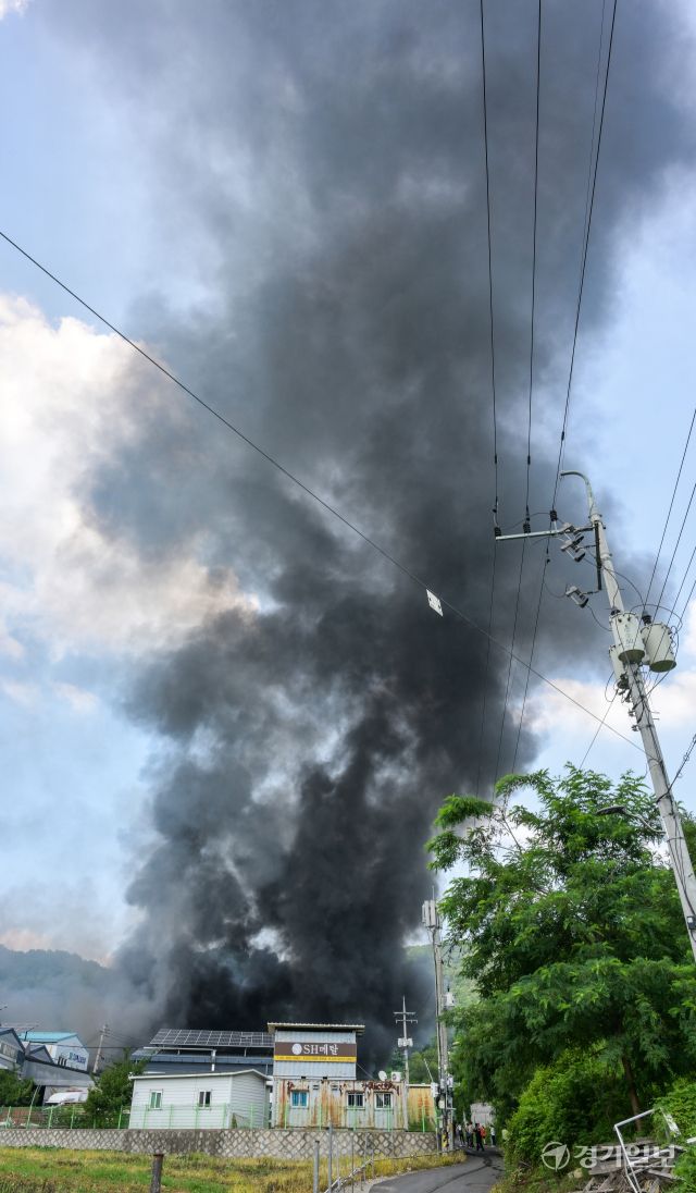8일 낮 12시42분께 파주시 파주읍 한 의류 공장에서 화재가 발생, 소방 당국이 진화 작업을 벌이고 있다. 이번 화재로 현재까지 확인된 인명 피해는 없으나, 공장 직원 등 10여 명이 대피했고, 창고 등 건물 3개 동이 모두 불에 탔습니다. 소방당국은 차량 26대와 인력 52명을 동원해 진화작업을 벌이고 있다. 윤원규기자