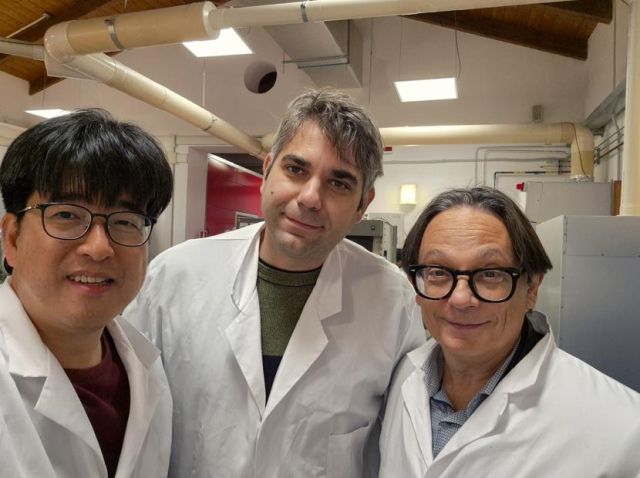 (왼쪽부터)김준동 교수와 Fabio Matteocci 박사, Aldo Di Carlo 교수가 기념촬영을 하고 있다. 인천대 제공