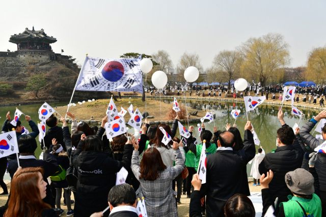 지난 2019년 3·1운동 100주년 기념 시민문화제에서 수원시민들이 방화수류정에서의 만세운동을 재현하고 있다. 수원시 제공