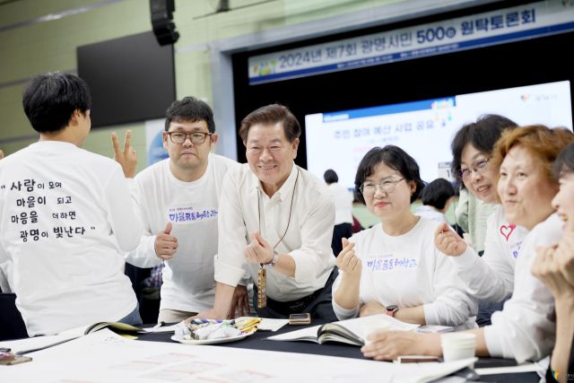 박승원 광명시장(왼쪽 세번째)이 지난해 9월28일 광명시민체육관에서 열린 제7회 광명시민 500인 원탁토론회에서 참석자들과 기념촬영을 하고 있다. 광명시 제공