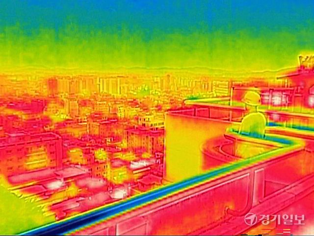 경기지역 낮 최고기온이 40도까지 오르며 기상 관측 이래 7월 상순 최고치를 기록한 8일 오후 열화상 카메라로 본 수원특례시 도심이 온통 붉은색을 띠고 있다. 열화상 카메라 사진은 온도가 높을수록 붉은색, 낮을수록 푸른색을 나타낸다. 김시범기자
