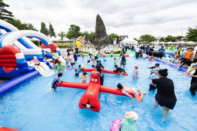 지난 2024년 열린 ‘제2회 계양아라온 워터축제’에서 시민들이 물놀이를 즐기고 있다. 계양구 제공