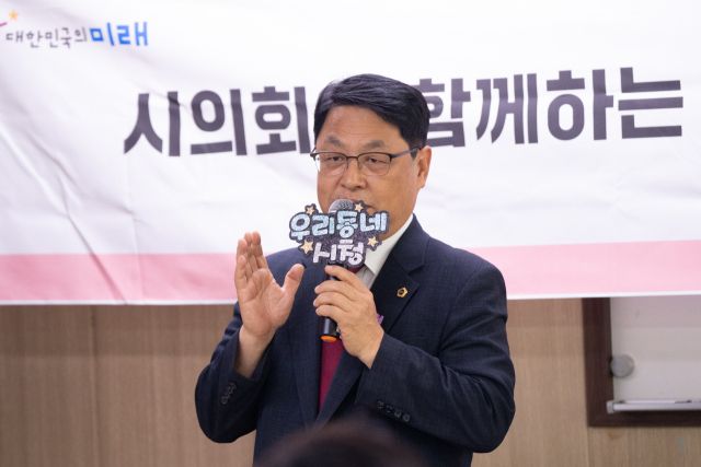 김대중 건설교통위원장(국민의힘·미추홀구2)이 최근 미추홀구 주요 민원 현장을 찾아 신기시장 상인회, 주민 등과 소통하고 있다. 인천시의회 제공