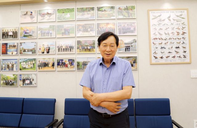 신계철 시흥 인아화조원 회장. 김형수 기자