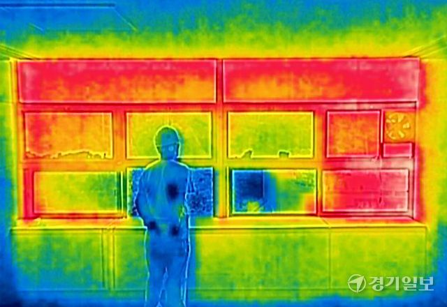 경기지역 낮 최고기온이 40도까지 오르며 기상 관측 이래 7월 상순 최고치를 기록한 8일 오후 열화상 카메라로 본 수원특례시 도심이 온통 붉은색을 띠고 있다. 열화상 카메라 사진은 온도가 높을수록 붉은색, 낮을수록 푸른색을 나타낸다. 김시범기자