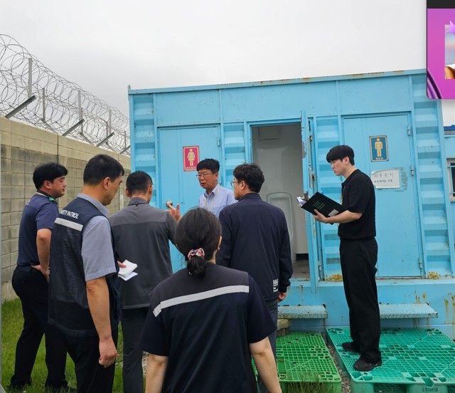 이동현 인천국제공항보안 대표가 관계자들과 휴게시설 특별점검을 하고 있다. 공항보안 제공