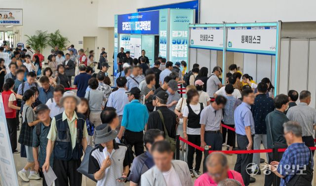 9일 오전 수원특례시 권선구 수원메쎄에서 열린 '경기도 5070 일자리 박람회'에서 구직자들이 입장을 기다리고 있다. 경기도와 경기도일자리재단이 주최, 주관한 이번 행사에서는 100여 개 기업이 참여해 약 1000명을 채용할 예정이다. 그리고 경기도는 이번 박람회를 시작으로 하반기에 도내 31개 시군을 순회하는 '경기 5070 그레잇 잡투어 (Gray it job tour)를 진행한다고 밝혔다. 윤원규기자