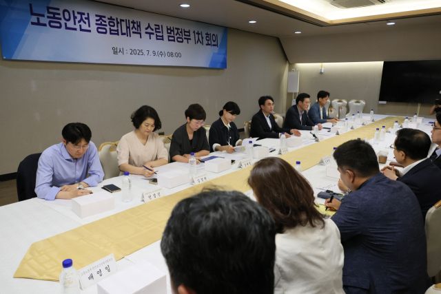 권창준 고용노동부 차관이 9일 서울 종로구 정부서울청사 광화문홀에서 열린 노동안전 종합대책 수립 범정부 1차 회의에서 발언하고 있다. 연합뉴스