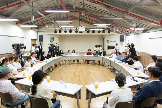 김동연 경기도지사가 9일 캠프그리브스에서 대성동 마을 주민들과 차담회를 가졌다. 경기도 제공