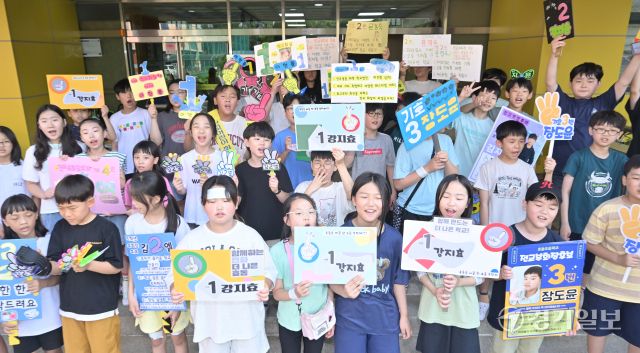 9일 오전 수원특례시 영통구 효동초등학교에서 2학기 학생자치회 임원 선거를 앞두고 운동에 나선 학생들이 등굣길 선거운동을 하고 있다. 홍기웅기자