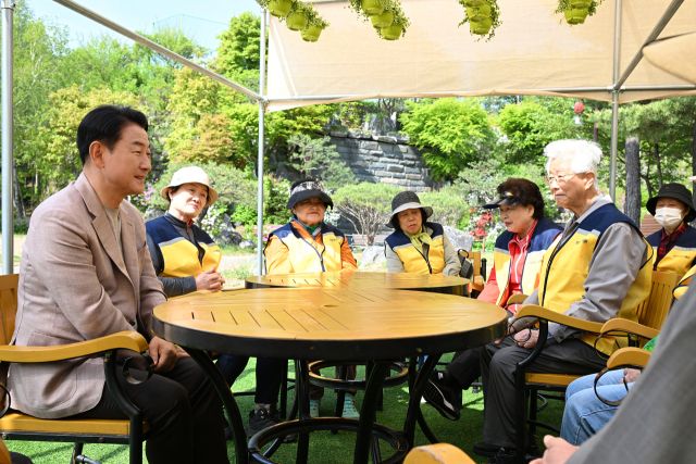 김동근 의정부시장이 시니어 힐링 가드닝사업에 참여한 어르신들과 이야기를 나누고 있다. 의정부시 제공