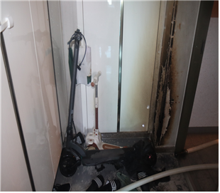 지난 9일 오후 5시39분께 인천 남동구 논현동 한 아파트 현관에서 불이 나 벽면 일부가 탔다. 인천소방본부 제공