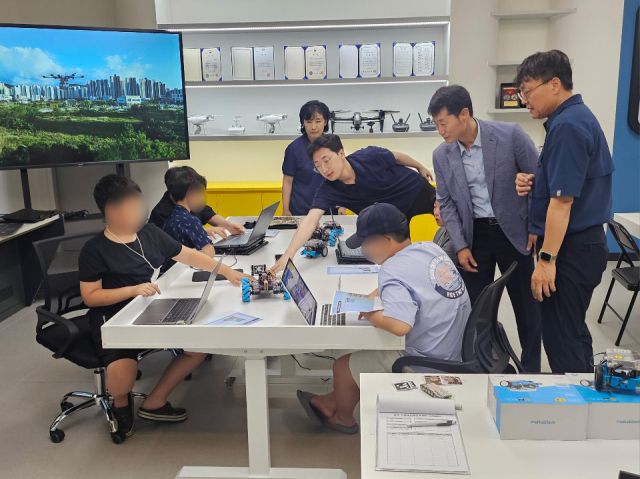 임정모 교육장(오른쪽 두번째)이 양주시 드론봇인재교육센터에서 드론교육을 받고 있는 학생들을 살펴보고 있다. 양주시 제공
