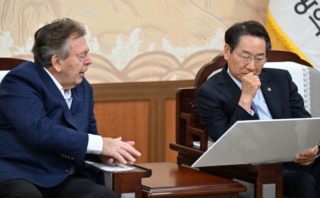 유정복 인천시장이 시청 대접견실에서 리차드 케슬러(Richard Kessler) 케슬러그룹 회장을 접견하고 있다. 인천시 제공