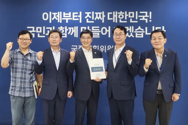 이재준 수원특례시장과 정명근 화성특례시장, 이상일 용인특례시장이 9일 국정기획위원회에서 이해식 정치행정분과장에게 건의문을 전달한 뒤 기념촬영을 하고 있다. 수원시 제공