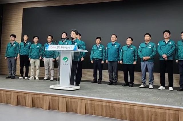 유정근 영주시장 대행 겸 부시장이 9일 영주시청 강당에서 납공장 승인 불허 발표를 하고 있다. 영주납폐기물제련공장반대대책위원회