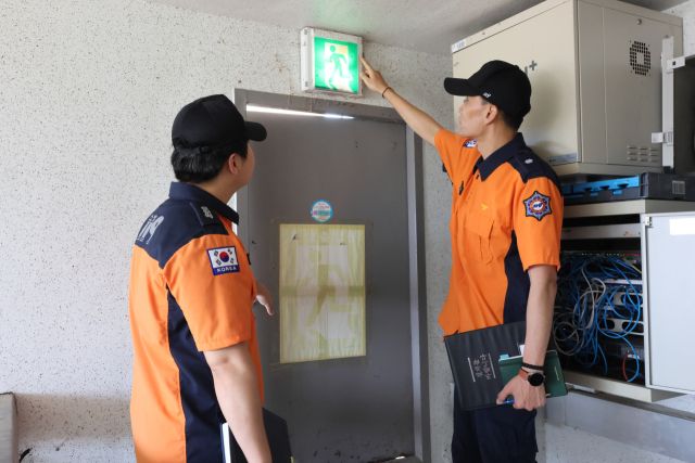 피난시설을 점검중인 안양소방서. 안양소방서 제공.