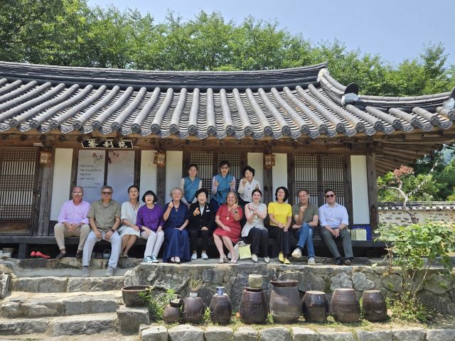 주한 유럽연합(EU) 대사들이 이천을 방문해 김경희 시장과 만남을 갖고 이천에 대한 설명 등을 듣는 등 우호를 다졌다. 이천시 제공