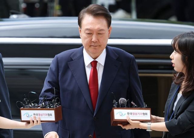 12·3 비상계엄과 관련해 수사를 받는 윤석열 전 대통령이 9일 서울 서초구 서울중앙지법에서 열린 영장실질심사에 취재진의 질문을 받으며 출석하고 있다. 연합뉴스