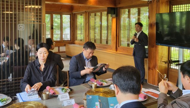 박원근 IPA 물류전략처장이 9일 서울 그랜드 워커힐 호텔에서 호텔업계 관계자들에게 골든하버 복합지원용지를 홍보하고 있다. IPA 제공