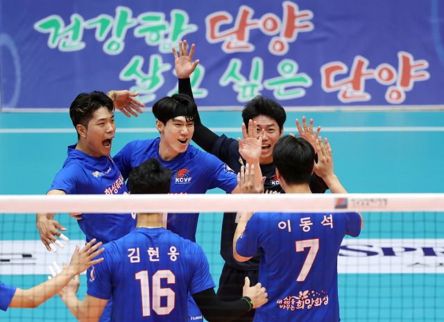 9일 충북 단양체육관에서 벌어진 ‘2025 한국실업배구연맹 &amp; 프로배구 퓨처스 챔프전’ 남자부 국군체육부대와의 준결승전서 승리한 화성시청 선수들이 공격 성공 후 기뻐하고 있다.발리볼코리아닷컴 제공