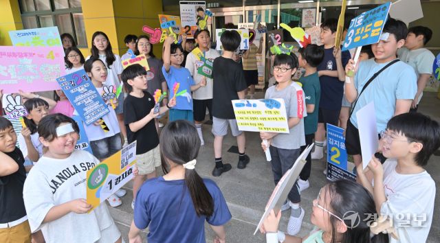 9일 오전 수원특례시 영통구 효동초등학교에서 2학기 학생자치회 임원 선거를 앞두고 운동에 나선 학생들이 등굣길 선거운동을 하고 있다. 홍기웅기자
