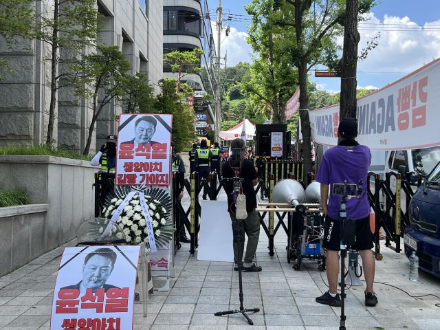 9일 오후 3시께 윤석열 전 대통령의 두 번째 구속 전 피의자 심문이 진행되고 있는 서울중앙지법 인근에서 윤석열 전 대통령 구속을 촉구하는 집회가 열리고 있다. 박소민기자