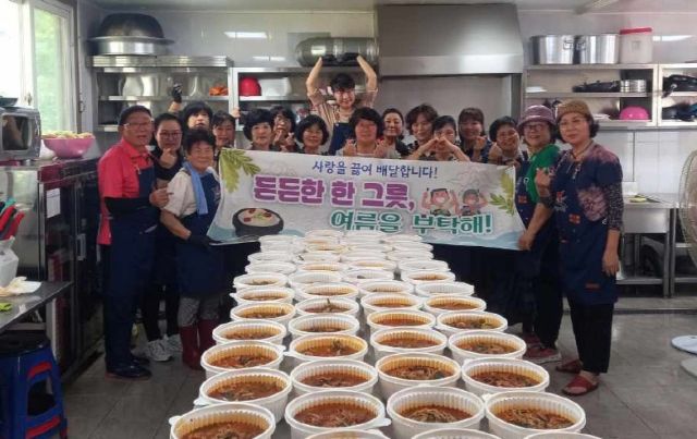 이천시 부발읍행정복지센터 부발봉사회가 관내 어려운 이웃을 위한 여름철 보양식 봉사를 펼쳤다. 이천시 제공.