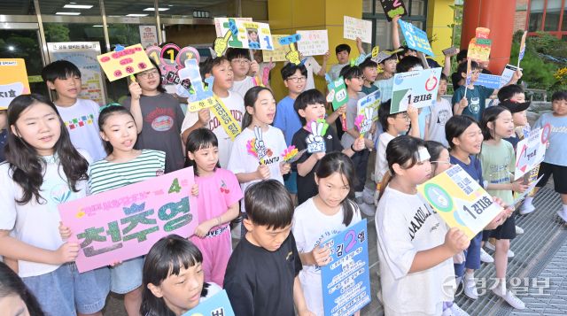 9일 오전 수원특례시 영통구 효동초등학교에서 2학기 학생자치회 임원 선거를 앞두고 운동에 나선 학생들이 등굣길 선거운동을 하고 있다. 홍기웅기자