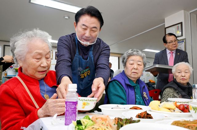 김동근 의정부시장이 지역의 한 경로당에서 어르신들을 대상으로 급식봉사를 하고 있다. 의정부시 제공