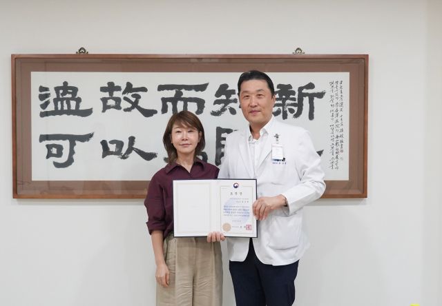 이춘택병원 윤성환 병원장이 보건복지부 장관으로부터 받은 건강보장 48주년 기념 유공자 표창을 들고 기념촬영을 하고 있다. 이춘택병원 제공