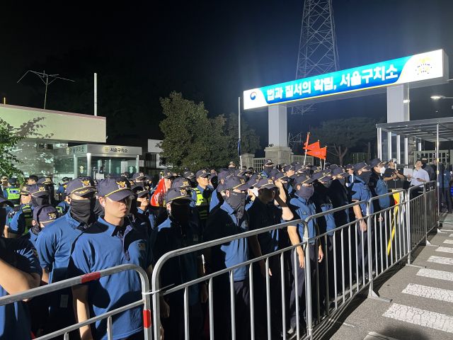 9일 오후 9시께 윤석열 전 대통령이 서울구치소 도착에 앞서 수십명의 경찰들이 경계태세에 나서고 있다. 박소민기자