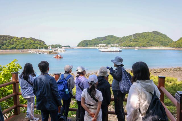 섬으로 가는 바다학교에 참여한 학생들이 바다를 살펴보고 있다. 인천시교육청 제공