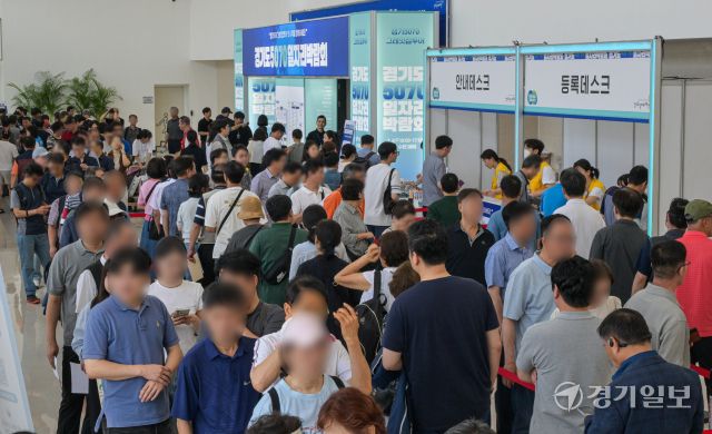 9일 오전 수원특례시 권선구 수원메쎄에서 열린 '경기도 5070 일자리 박람회'에서 구직자들이 입장을 기다리고 있다. 경기도와 경기도일자리재단이 주최, 주관한 이번 행사에서는 100여 개 기업이 참여해 약 1000명을 채용할 예정이다. 그리고 경기도는 이번 박람회를 시작으로 하반기에 도내 31개 시군을 순회하는 '경기 5070 그레잇 잡투어 (Gray it job tour)를 진행한다고 밝혔다. 윤원규기자