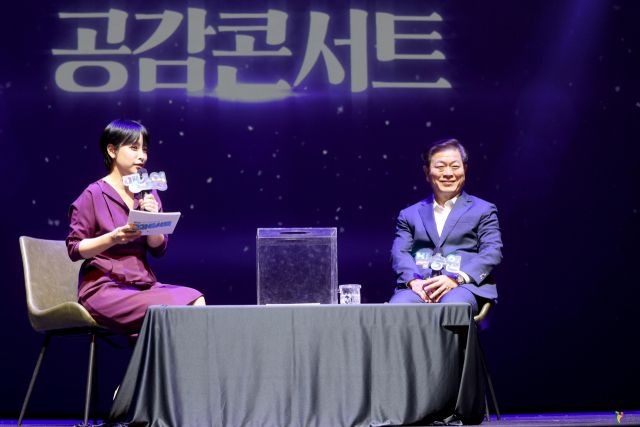 박승원 광명시장이 지난해 6월 시민회관에서 열린 '공감 콘서트'에서 시민들과 소통하고 있다. 광명시 제공