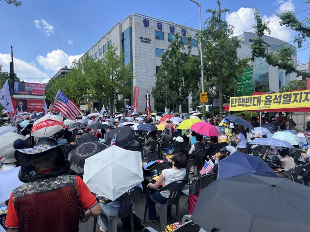 9일 오후 3시께 윤석열 전 대통령의 두 번째 구속 전 피의자 심문이 진행되고 있는 서울중앙지법 인근에서 보수단체가 집회를 이어가고 있다. 박소민기자