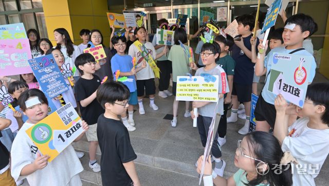 9일 오전 수원특례시 영통구 효동초등학교에서 2학기 학생자치회 임원 선거를 앞두고 운동에 나선 학생들이 등굣길 선거운동을 하고 있다. 홍기웅기자