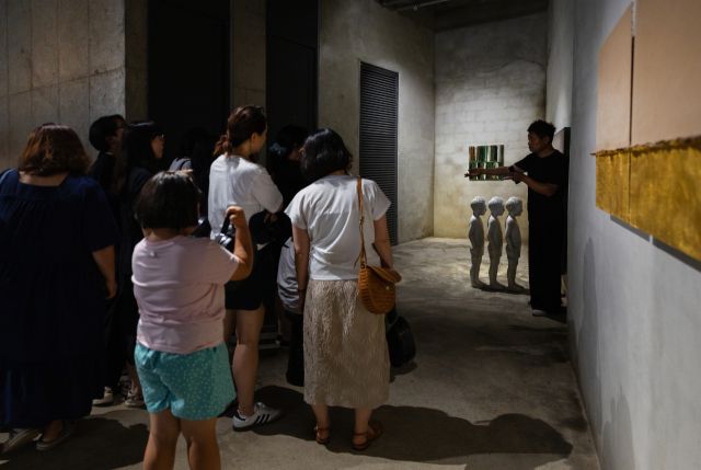 ‘2025 옆집에 사는 예술가 × 용인’ 오픈스튜디오 프로그램에 참여한 시민들이 작가의 작업실을 둘러보며 설명을 듣고 있다. 용인문화재단 제공