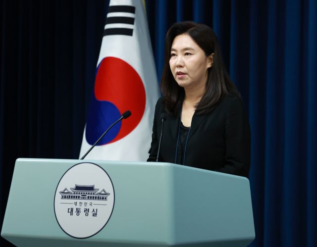 9일 대통령실 강유정 대변인이 용산 대통령실 청사에서 이재명 대통령의 국무조정실 1·2차장 인선을 발표하고 있다. 연합뉴스