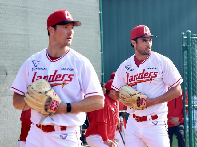 KBO 리그 ‘최강 원투펀치’로 활약 중인 SSG 랜더스의 미치 화이트(오른쪽)와 드류 앤더슨. SSG 제공