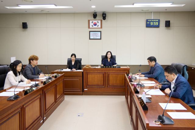 8일 오전 용인시의회 상임위 회의실에서 의회운영위원회 회의가 진행되고 있다. 용인특례시의회 제공