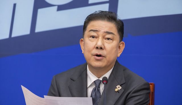 더불어민주당 김병기 당 대표 권한대행 겸 원내대표가 1일 국회에서 열린 최고위원회의에서 발언하고 있다. 연합뉴스