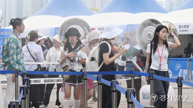 1일 인천 송도달빛축제공원에서 열린 '2025 인천펜타포트 락 페스티벌'에서 관람객들이 쿨링포그를 맞으며 더위를 식히고 있다.