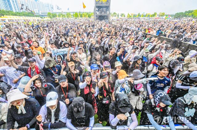 1일 인천 송도달빛축제공원에서 열린 '2025 인천펜타포트 락 페스티벌'을 찾은 관람객들이 환호하고 있다. 사진부
