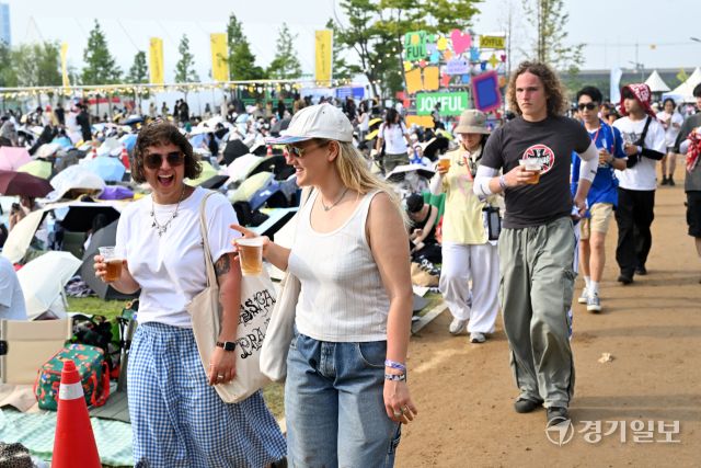 1일 인천 송도달빛축제공원에서 열린 '2025 인천펜타포트 락 페스티벌'을 찾은 관람객들이 즐거운 시간을 보내고 있다.
