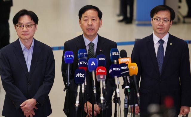 미국과의 무역협상을 마친 구윤철 경제부총리가 1일 인천국제공항 제2여객터미널을 통해 귀국해 취재진 질문에 답하고 있다. 왼쪽부터 김정관 산업통상자원부 장관, 구 부총리, 여한구 통상교섭본부장. 연합뉴스